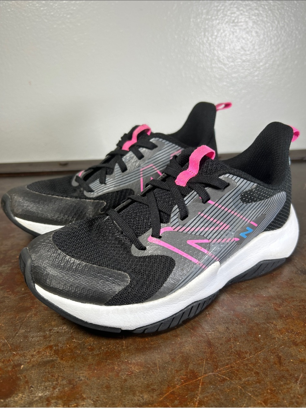 New Balance Kid’s Rave Run V2 Black and Pink Running Sneakers Youth Size 1.5